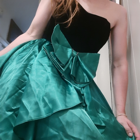 1980's strapless Gunne Sax gown w/ satin bow - Picture 7 of 14